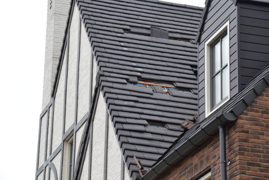 Dakpannen waaien van dak