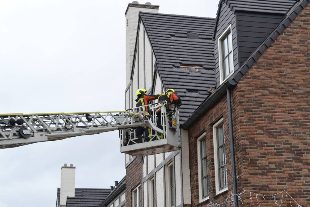 Dakpannen waaien van dak