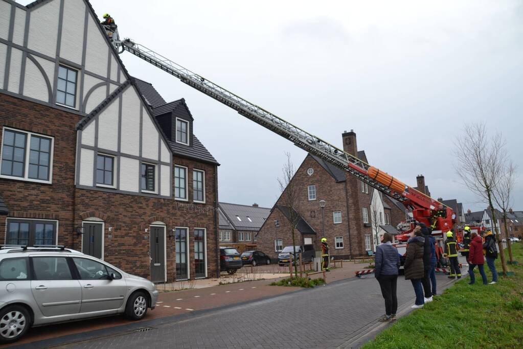 Dakpannen waaien van dak