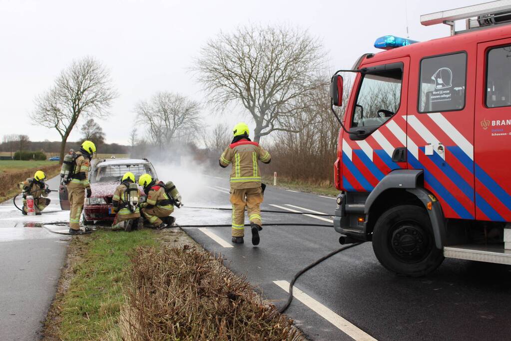 Auto brandt volledig uit