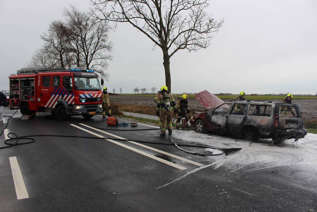 Auto brandt volledig uit