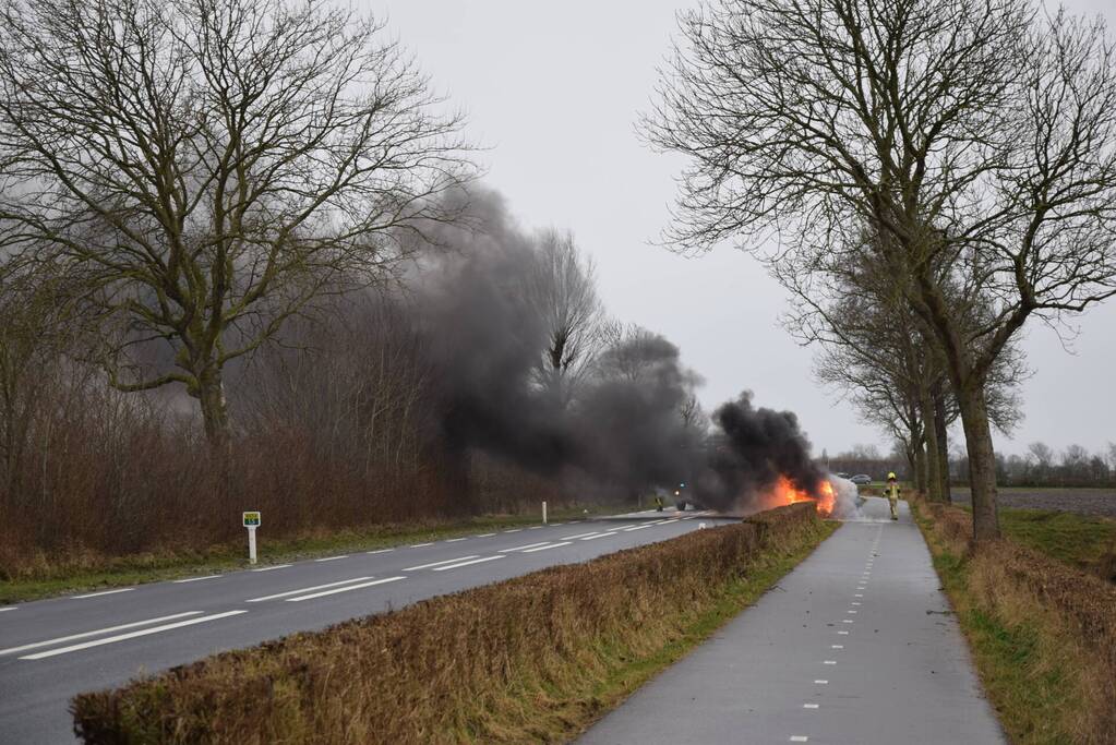 Auto brandt volledig uit