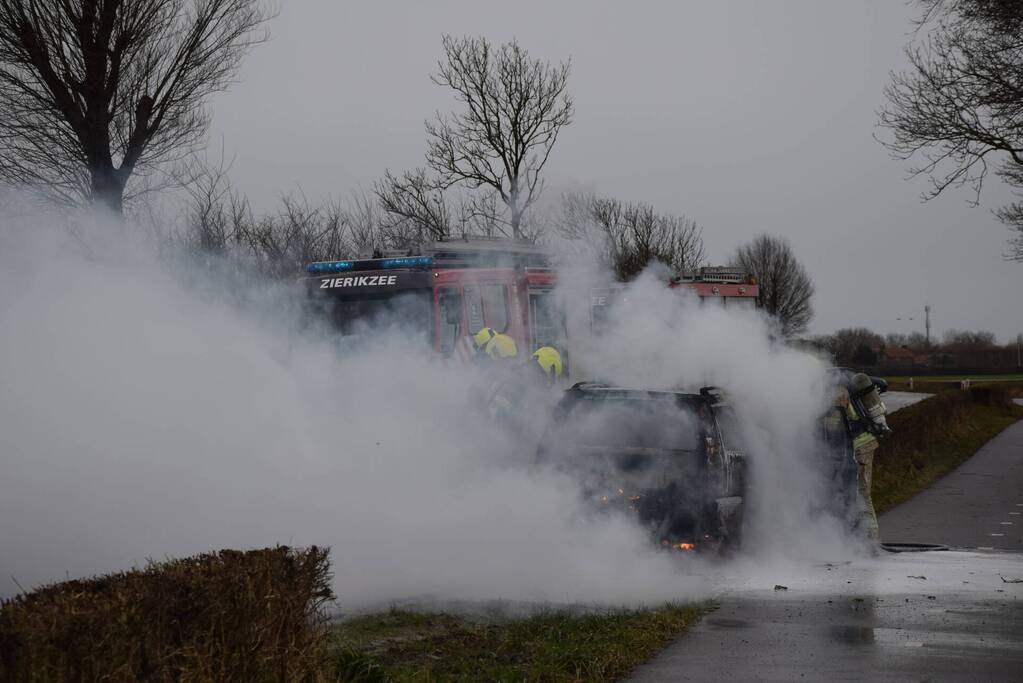 Auto brandt volledig uit