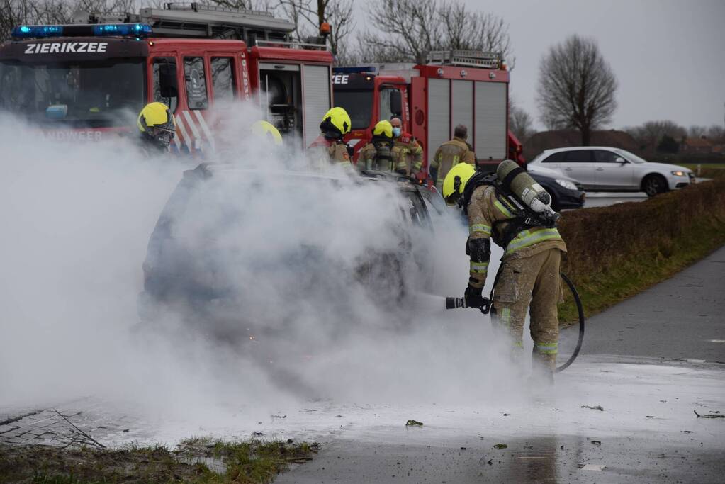 Auto brandt volledig uit