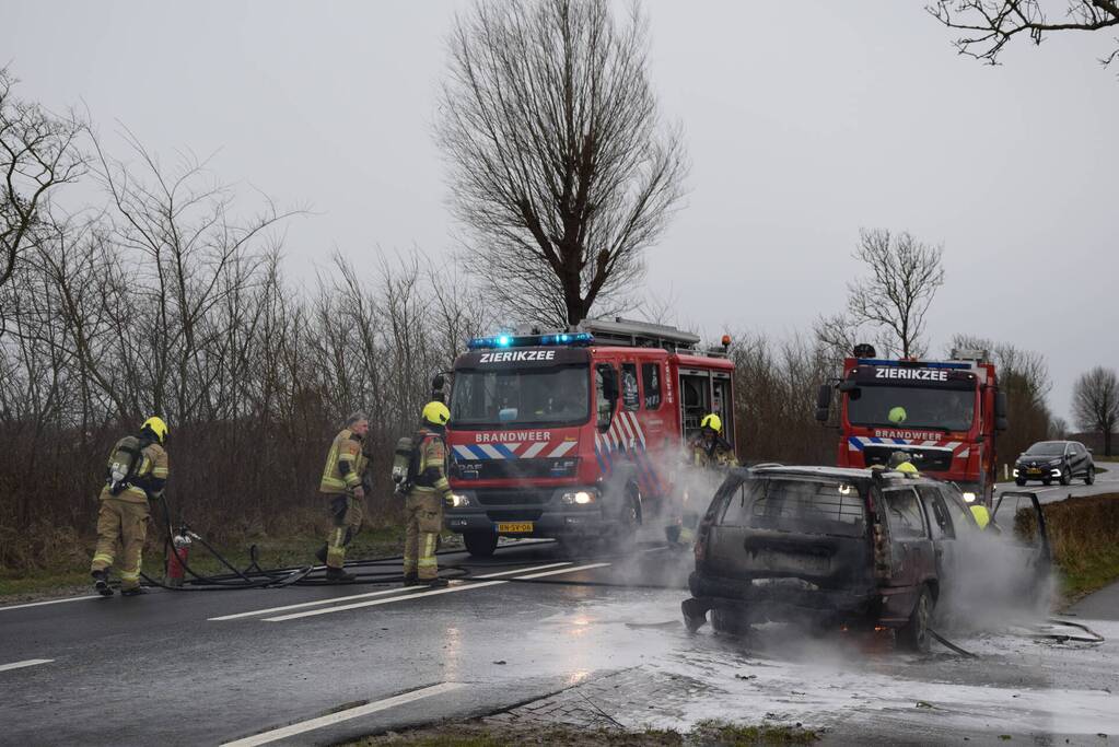 Auto brandt volledig uit