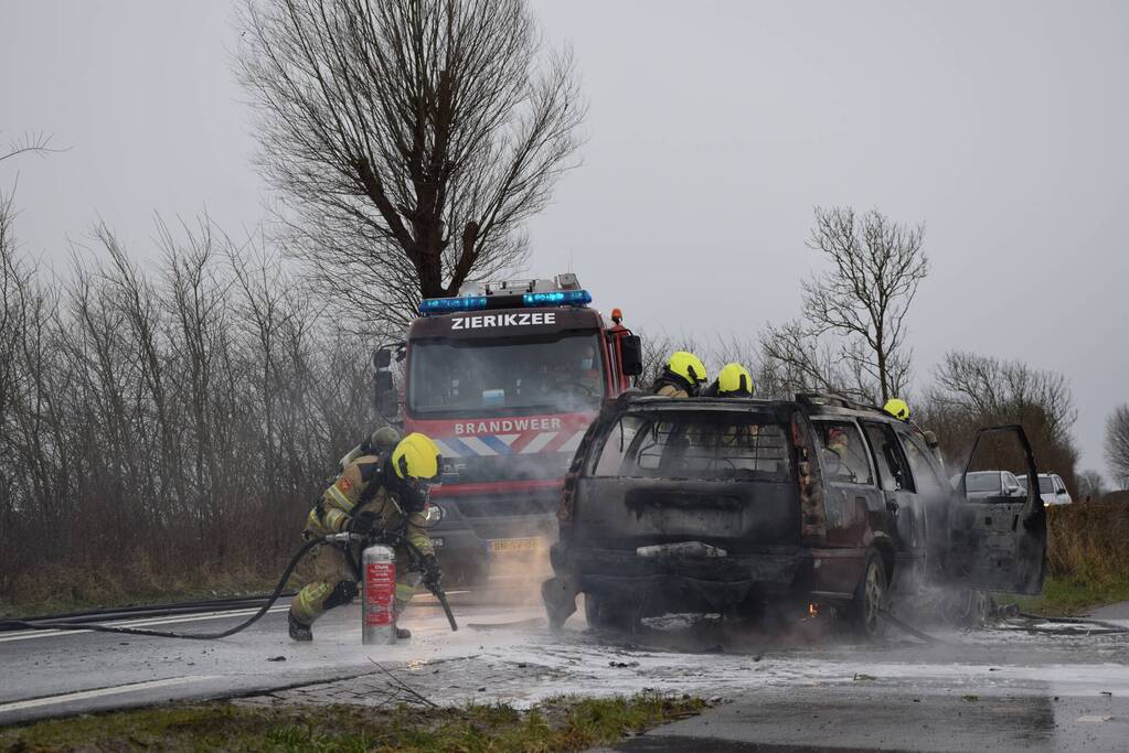 Auto brandt volledig uit