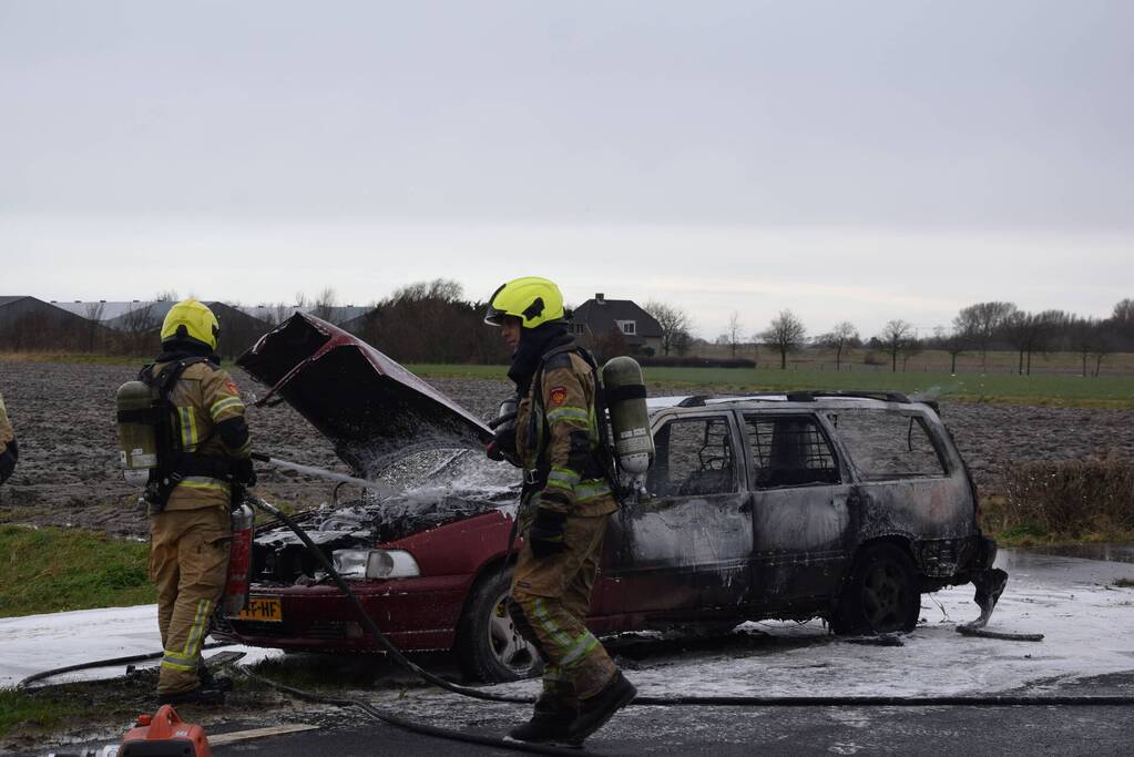 Auto brandt volledig uit