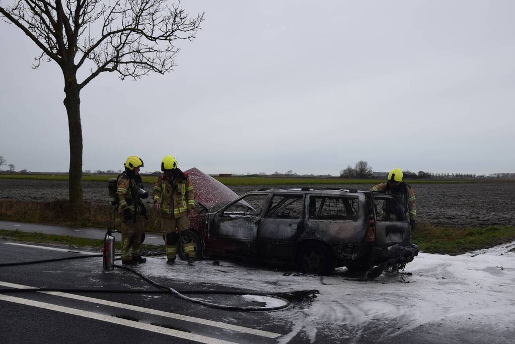 Auto brandt volledig uit