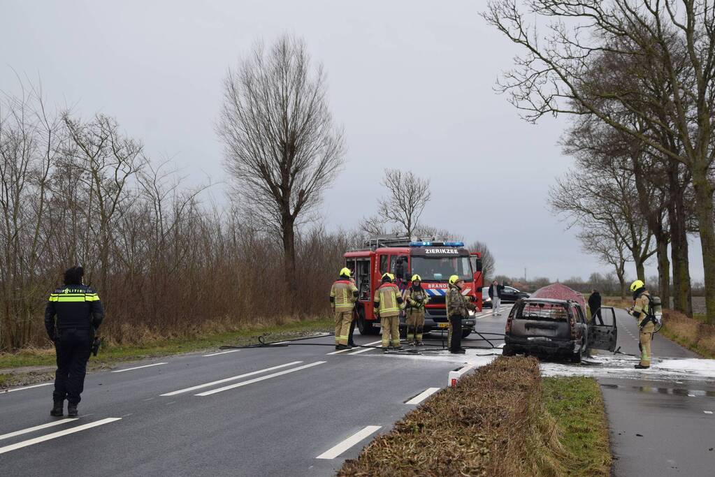 Auto brandt volledig uit