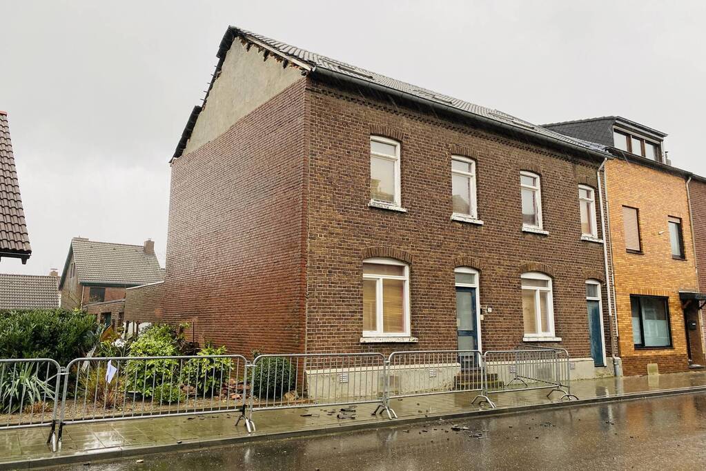 Stuk gevel waait van woning