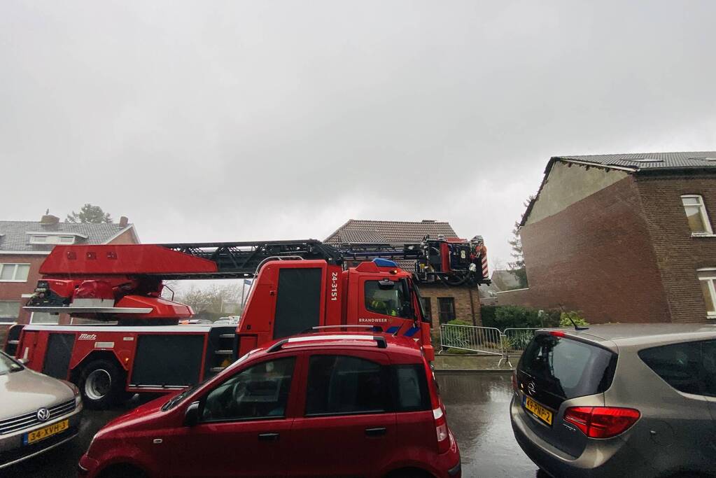 Stuk gevel waait van woning