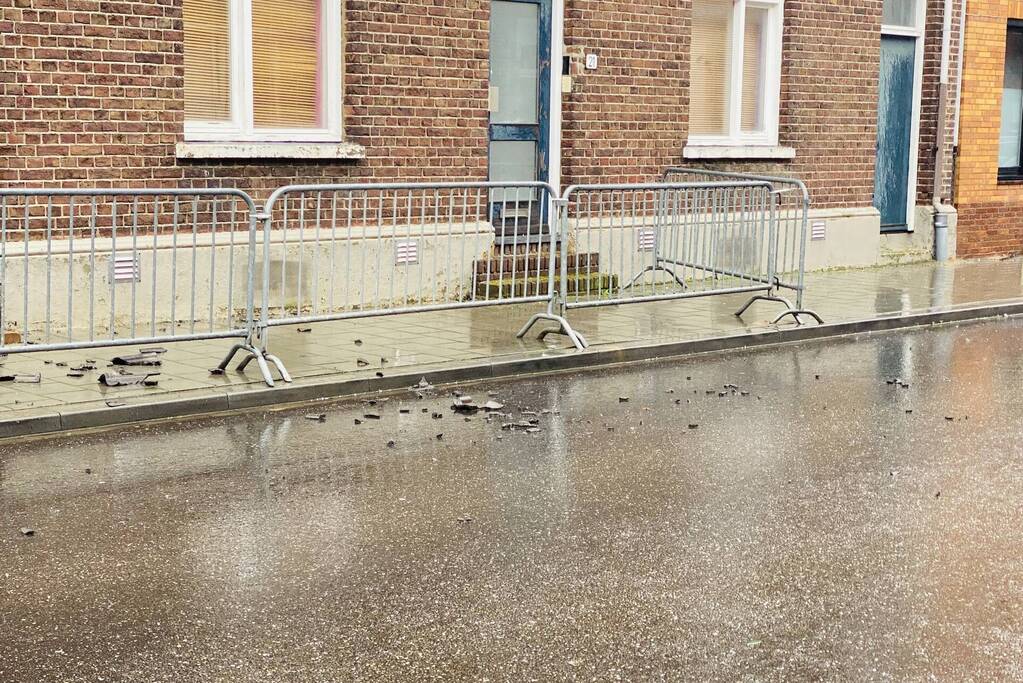 Stuk gevel waait van woning