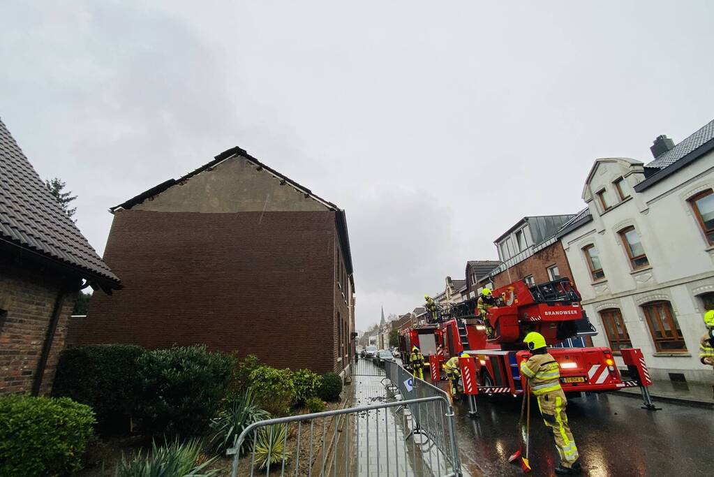 Stuk gevel waait van woning