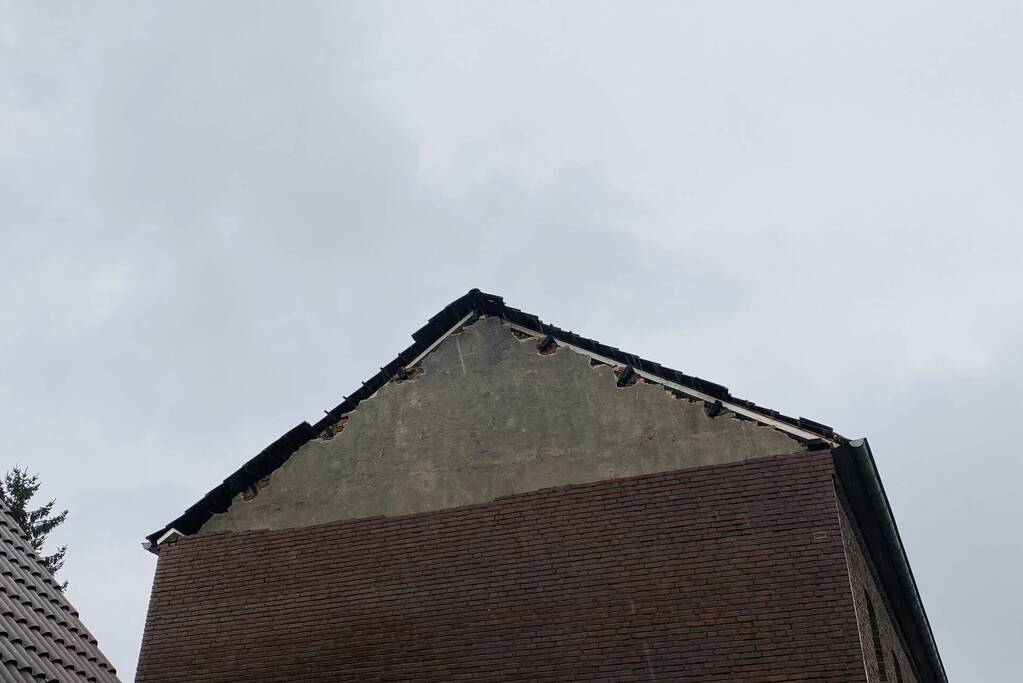 Stuk gevel waait van woning