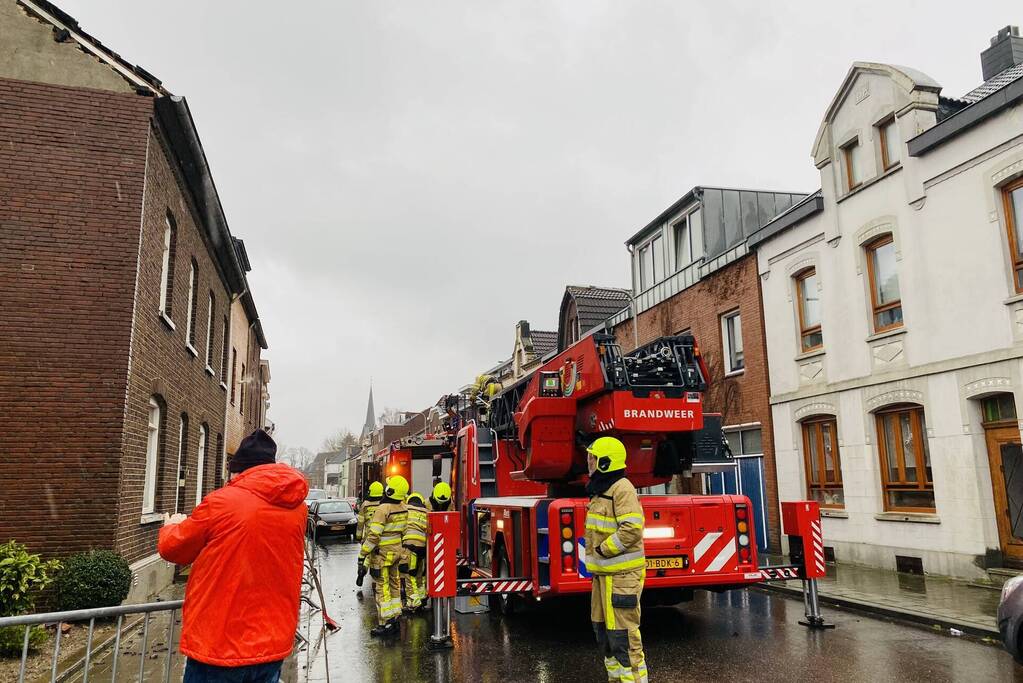 Stuk gevel waait van woning