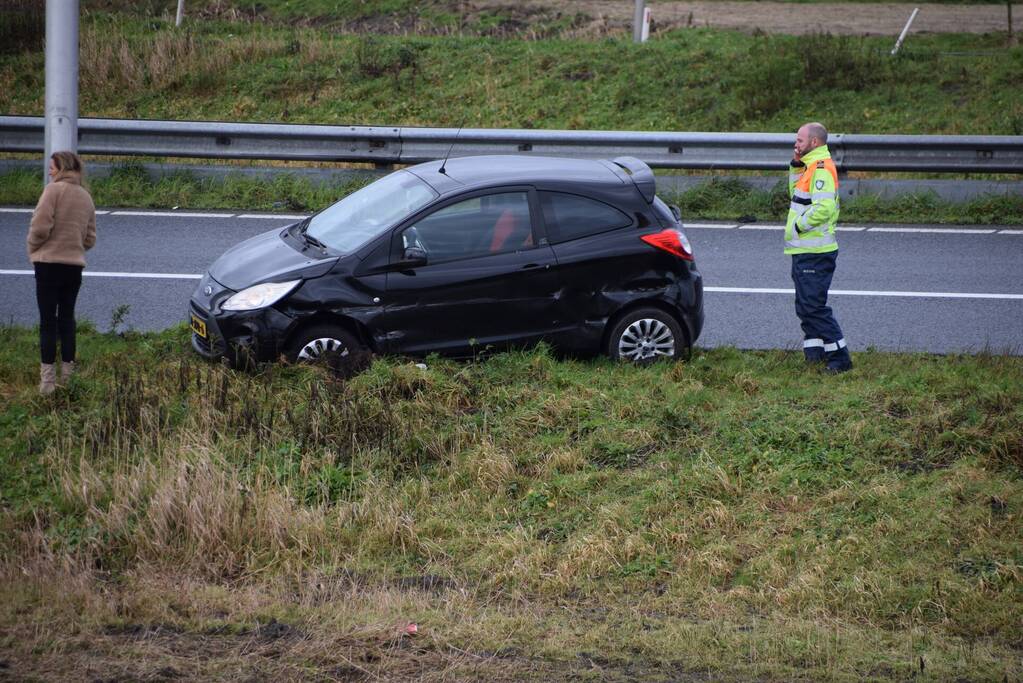 Auto raakt in slip op afrit