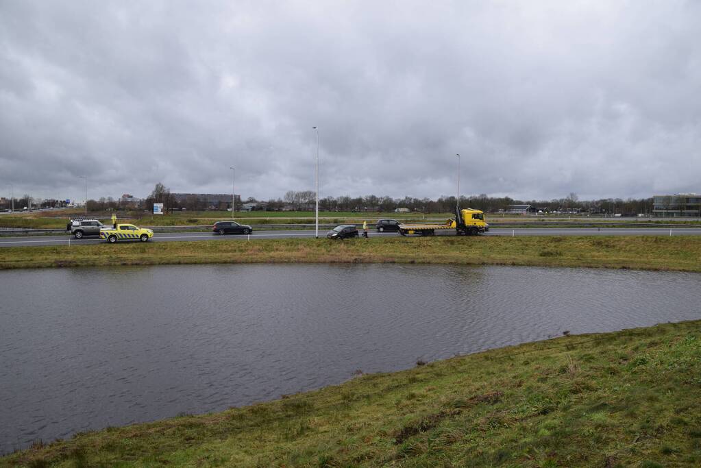 Auto raakt in slip op afrit