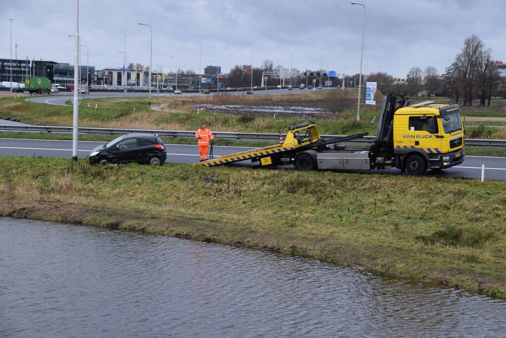 Auto raakt in slip op afrit
