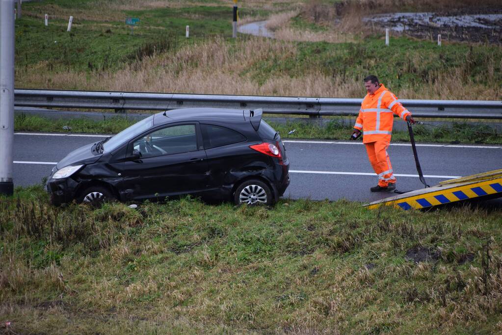 Auto raakt in slip op afrit