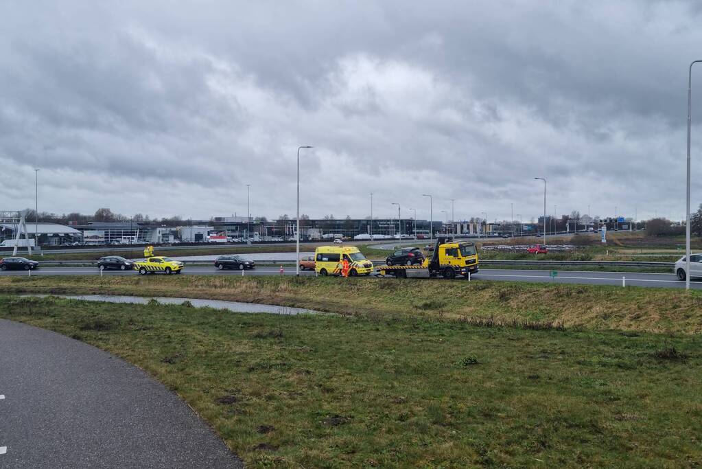 Auto raakt in slip op afrit