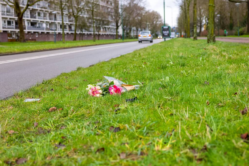 Bloemen voor omgekomen slachtoffer (52) van ernstig ongeval