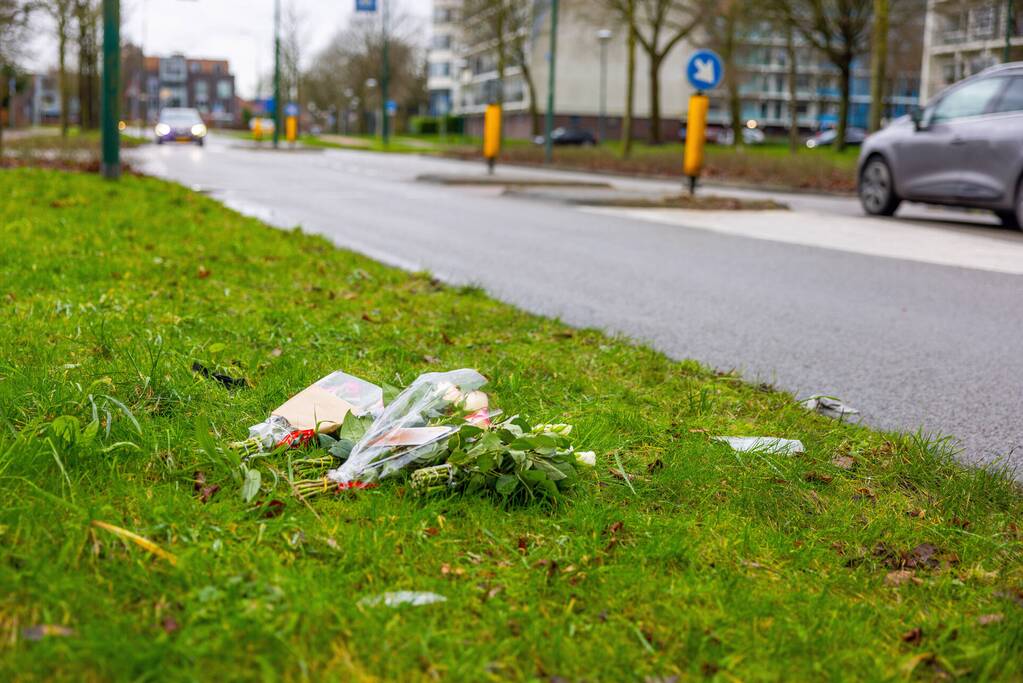 Bloemen voor omgekomen slachtoffer (52) van ernstig ongeval