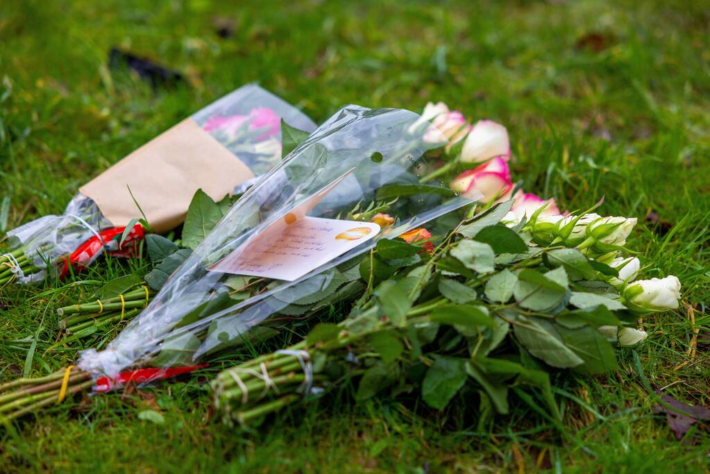 Bloemen voor omgekomen slachtoffer (52) van ernstig ongeval