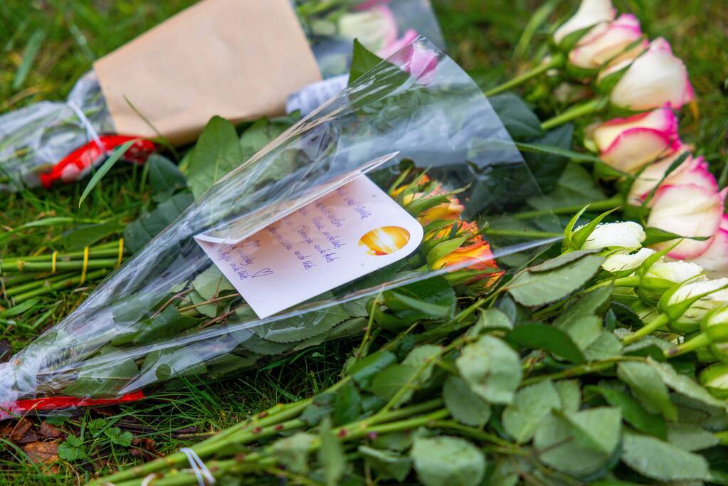 Bloemen voor omgekomen slachtoffer (52) van ernstig ongeval