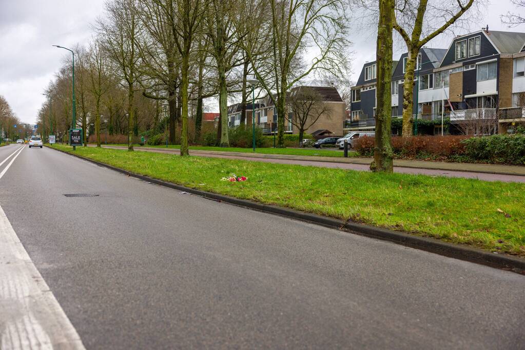 Bloemen voor omgekomen slachtoffer (52) van ernstig ongeval