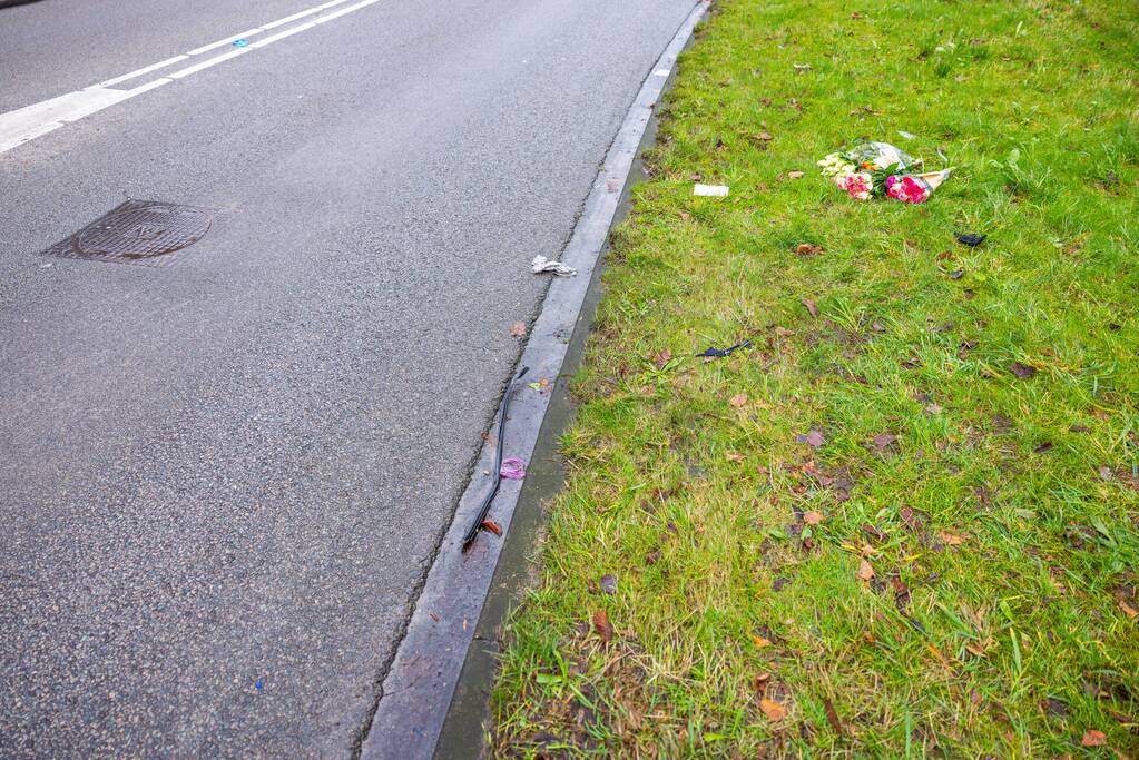 Bloemen voor omgekomen slachtoffer (52) van ernstig ongeval