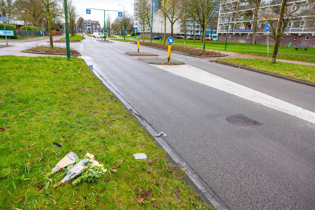 Bloemen voor omgekomen slachtoffer (52) van ernstig ongeval