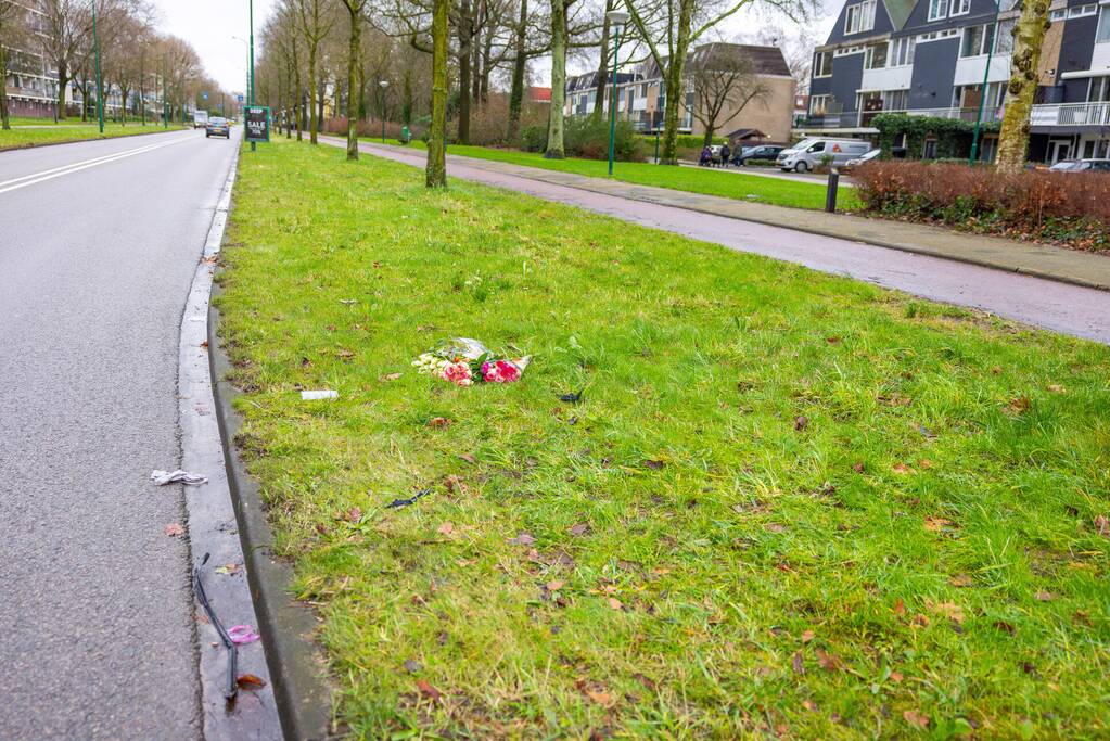 Bloemen voor omgekomen slachtoffer (52) van ernstig ongeval