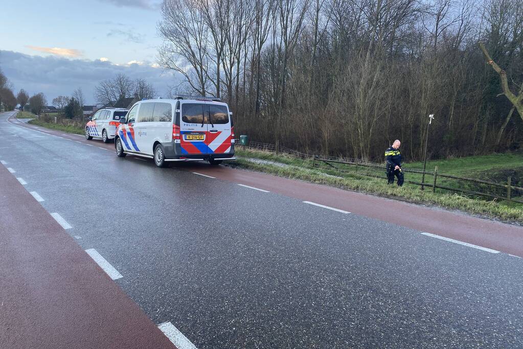 Politie-eenheden doen onderzoek op dijk