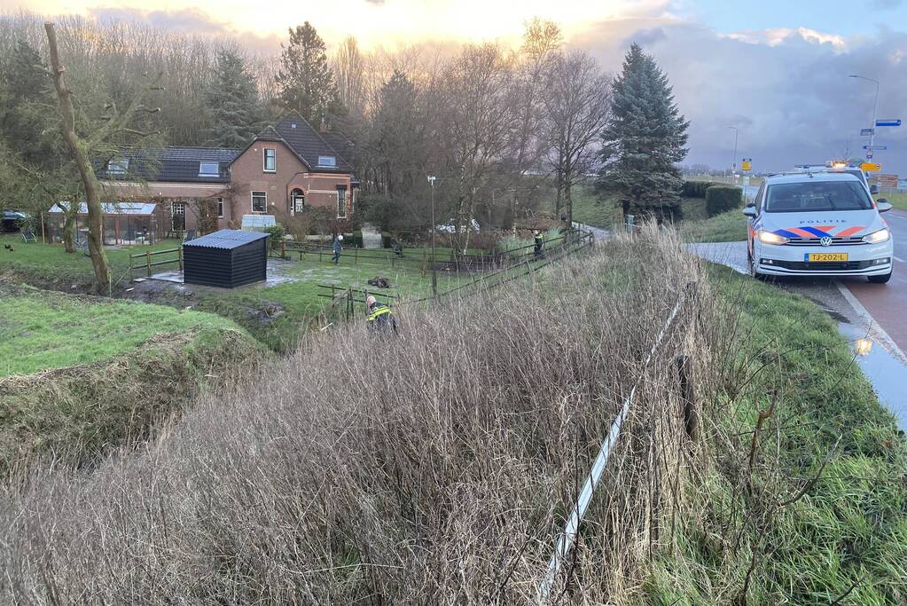 Politie-eenheden doen onderzoek op dijk