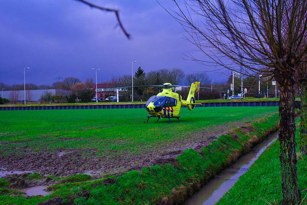 Traumahelikopter landt voor assistentie van ambulance