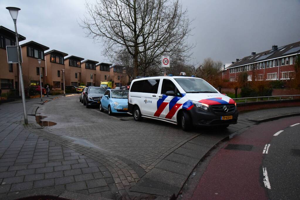 Traumahelikopter landt voor assistentie van ambulance