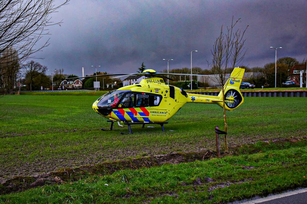 Traumahelikopter landt voor assistentie van ambulance