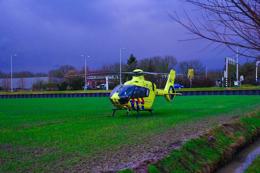 Traumahelikopter landt voor assistentie van ambulance