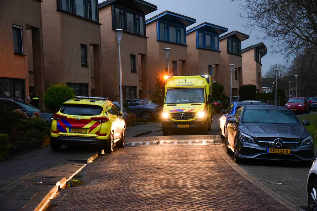 Traumahelikopter landt voor assistentie van ambulance