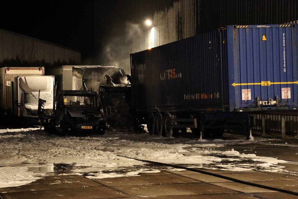 Grote brand in meerdere vrachtwagens