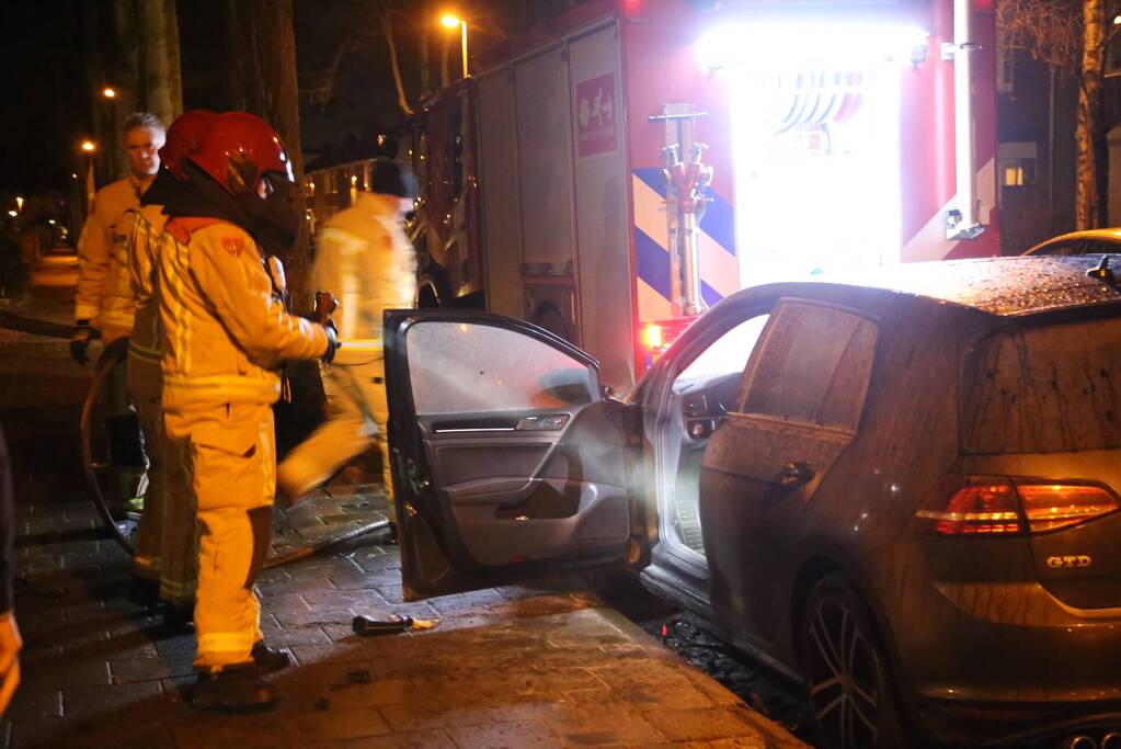 Geparkeerde auto vliegt in brand