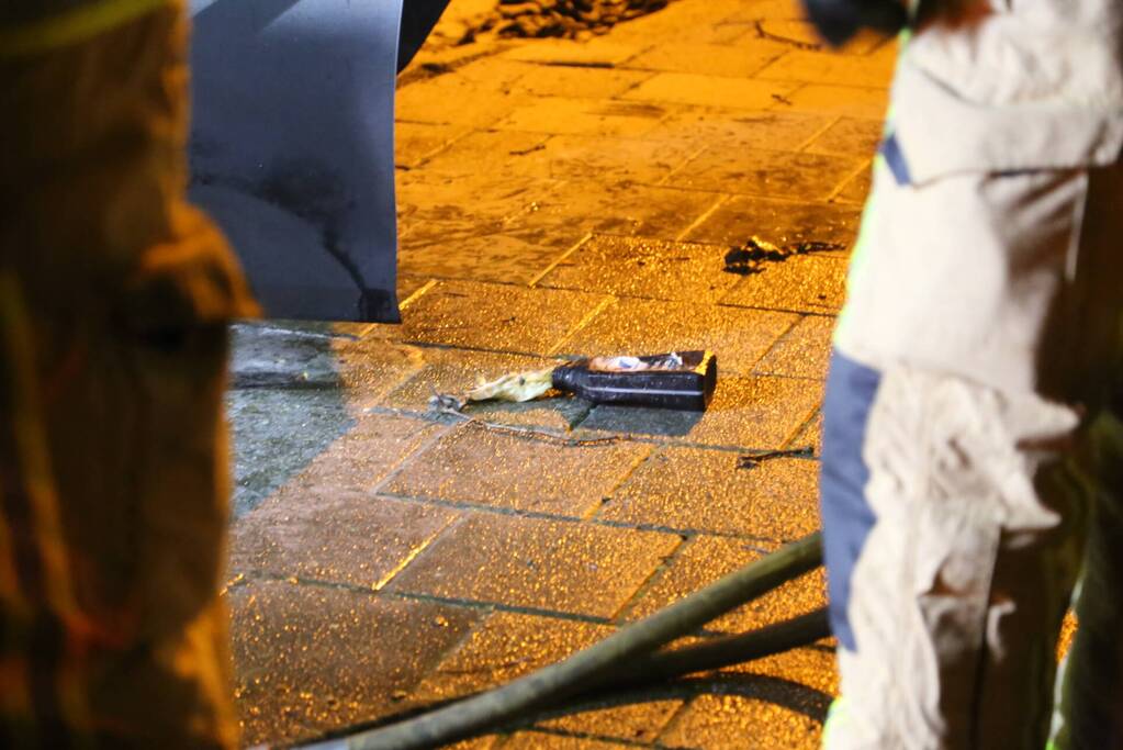 Geparkeerde auto vliegt in brand