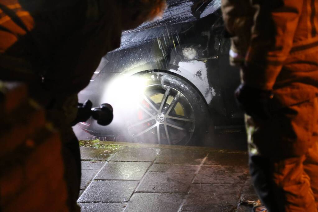 Geparkeerde auto vliegt in brand