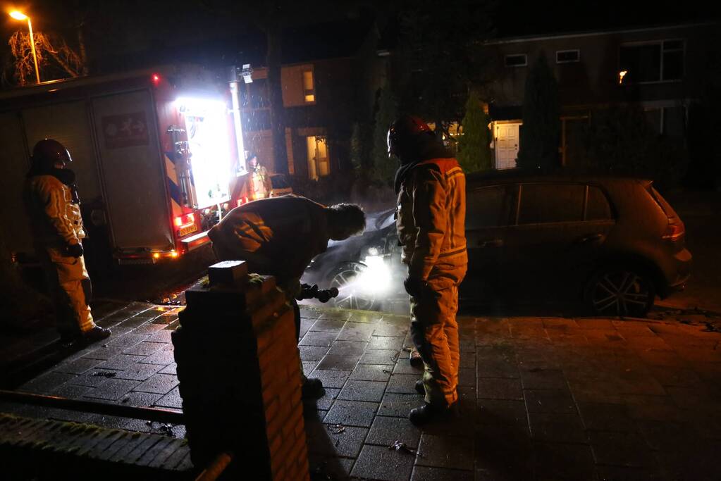 Geparkeerde auto vliegt in brand