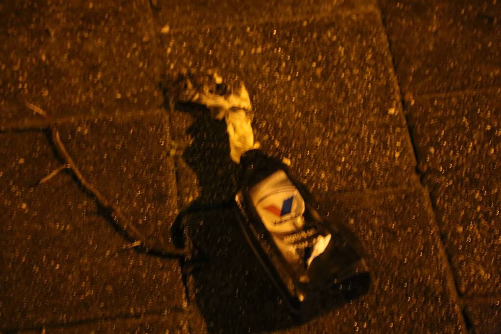 Geparkeerde auto vliegt in brand