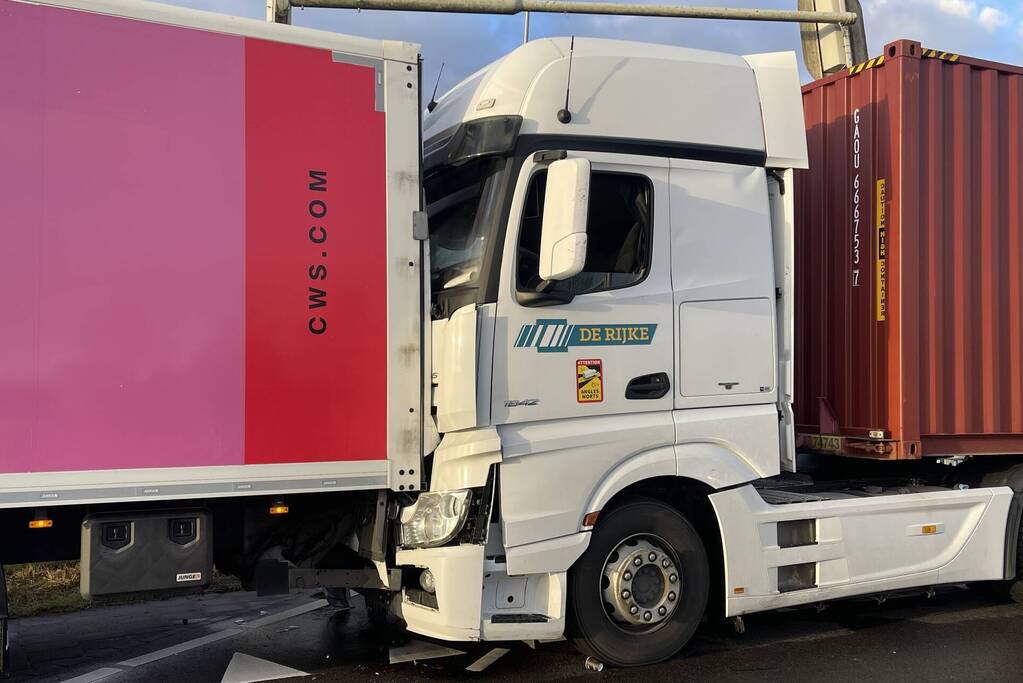 Drie vrachtwagens betrokken bij kettingbotsing