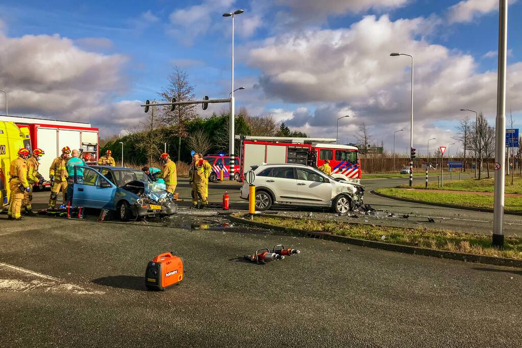 Gewonde uit auto geknipt na ongeval