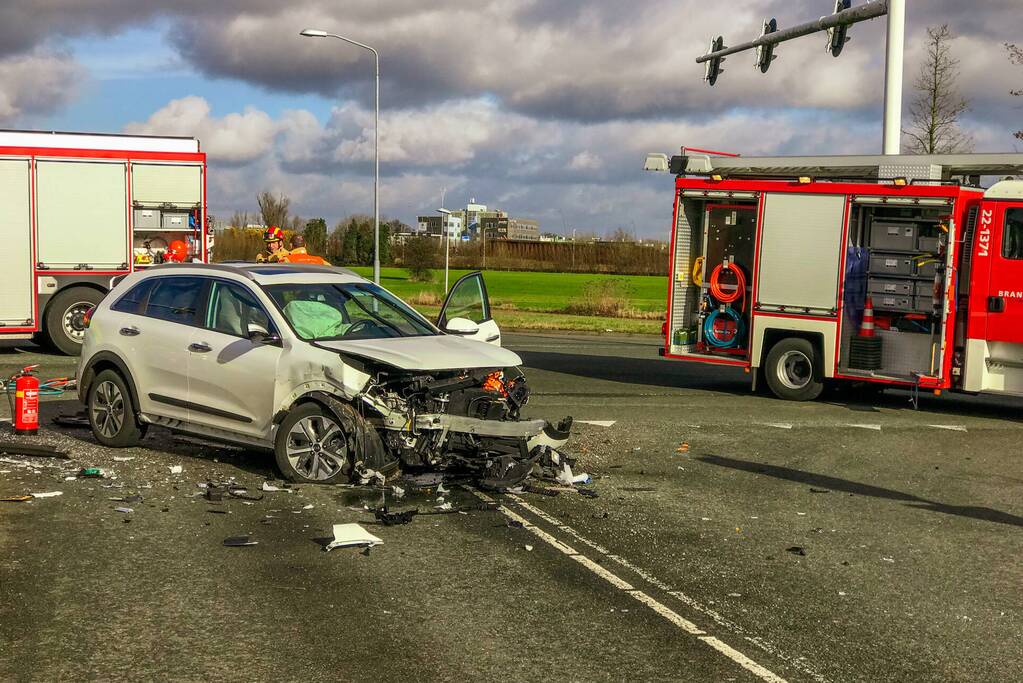 Gewonde uit auto geknipt na ongeval