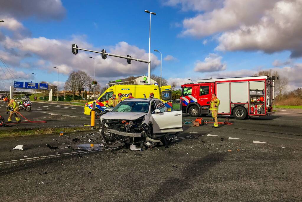 Gewonde uit auto geknipt na ongeval