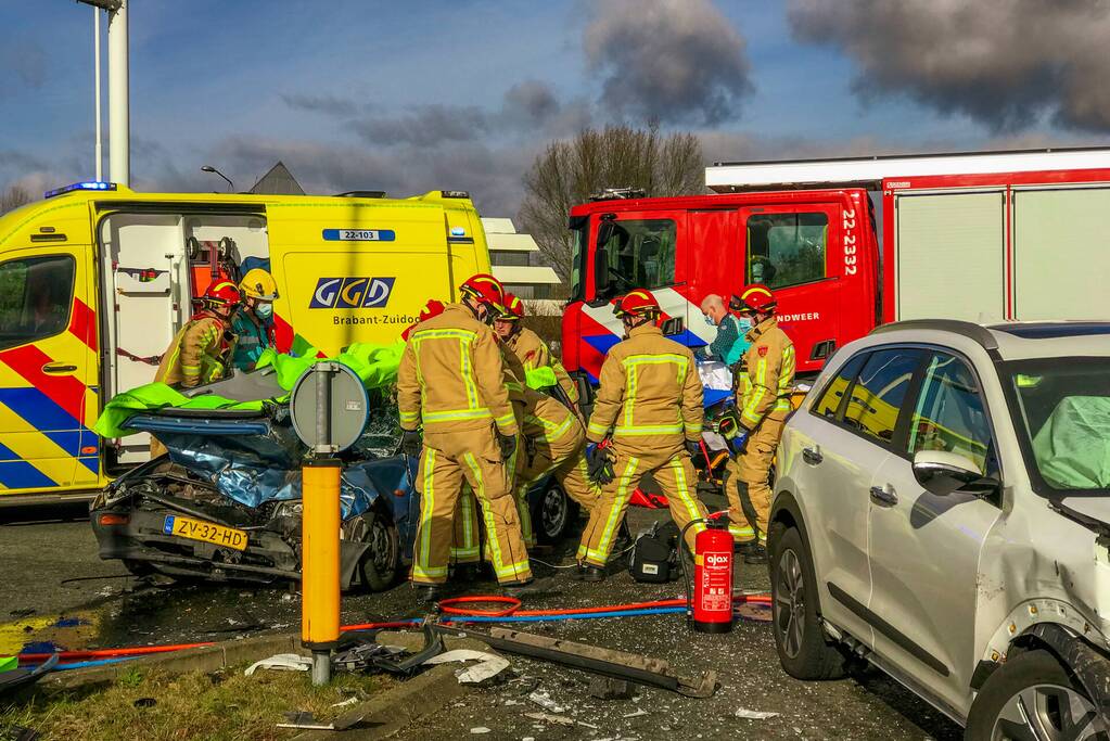Gewonde uit auto geknipt na ongeval